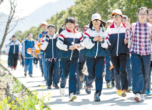 宁波艺术实验学校组织远足春游,学生们兴高采烈 记者 刘波 摄