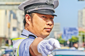 地表温度超50℃ 汗水湿透警服