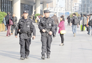 铁路宁波站广场上,海曙巡特警持枪巡逻.记者 王鹏 摄