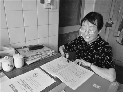 71岁老党员熊萍:实验室的好管家 居民的知心人