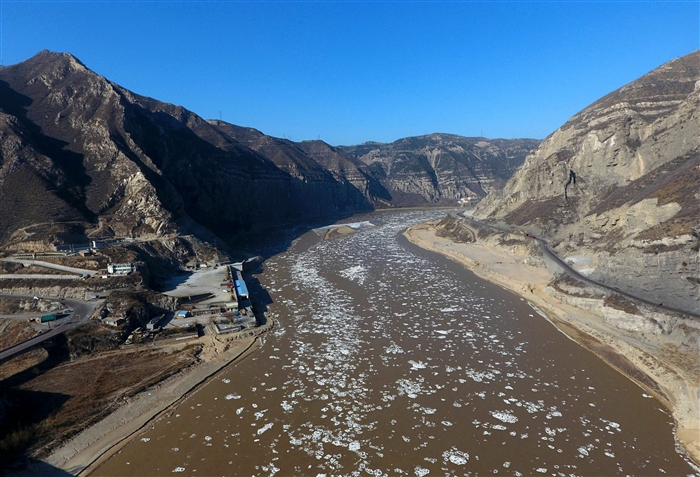 12月7日,位于山西河津市与陕西韩城市之间的黄河龙门段出现流凌.