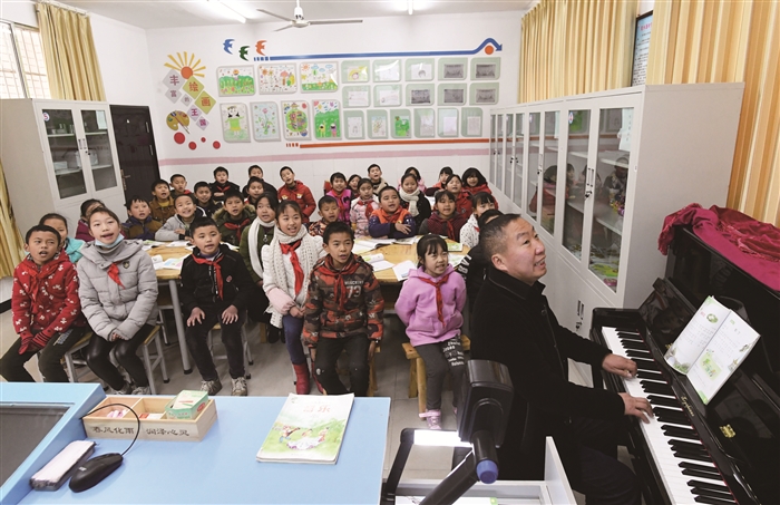 1月4日,重庆市南川区水江镇宏图村小学学生在上音乐课.