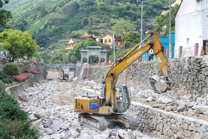 近日,一场通过实施综合治理,彻底改变河道面貌的战斗正在松岙镇