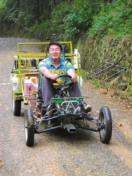 朱振霖驾着他自制的电动车从山上劳作归来(王量迪)