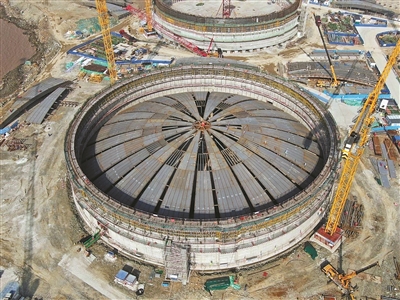 宁波“绿能港”三期首座LNG储罐完成拱顶吊装