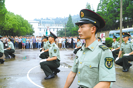 日前,宁波军分区组织"百名适龄青年进军营",零距离体验"橄榄绿"里的