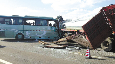 新疆一辆大客车行驶致甘肃境内时发生交通事故,目前已导致13人死亡,50