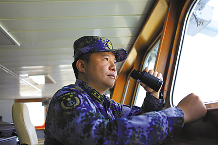 舟山舰舰长张星在驾驶室指挥