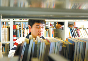 在空闲的时候,谢振平就会"泡"在学校的图书馆里.