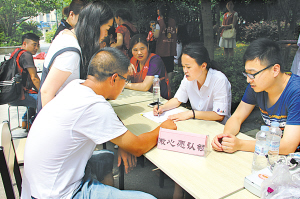 昨天上午,段塘街道丽园社区党员志愿者认领居民"微心愿.