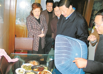 2004年11月24日,习近平在丽水市青田县移民安置点了解村民生活