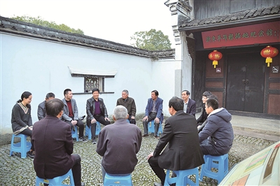 "昨天下午,余姚梁弄镇横坎头村召集村民代表举行会议.