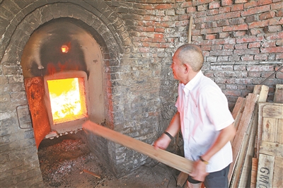 烧窑.(记者 余建文 摄)