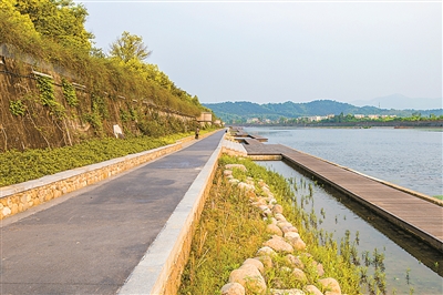 以徐霞客从宁海开始走遍全国为背景将此命名为徐霞客大道,沿途设有各