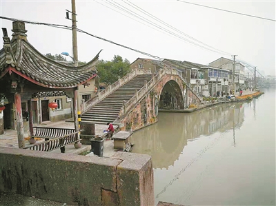 日前,笔者坐地铁来到海曙区高桥镇,步行至高桥老街,只见工匠在