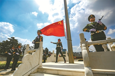 武警宁波支队官兵正在苦练升旗仪式.(胡港 王晓峰 摄)