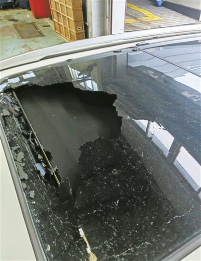 停在小区的车子天窗被砸出大洞 对方不愿承担责任 该怎么做？