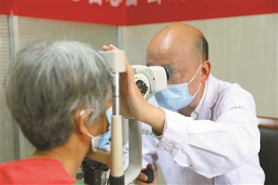 “光明使者”为98岁老人恢复视力