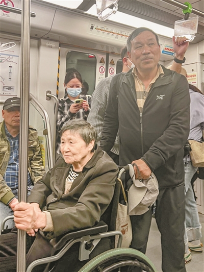 加起来近260岁的三位老人 带轮椅完成了一趟义无反顾的旅行