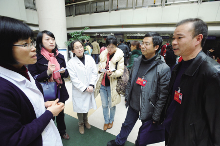 昨天下午,教育组委员潘宏伟(右一),民革组委员邱卫东(右二)现场调研