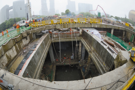 由于地铁施工时挖破旁边的河道,导致河水倒灌至杭州地铁4号线市民中心