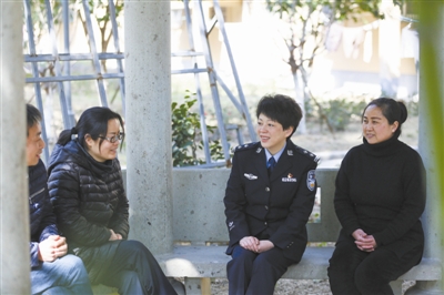 我市公安局鄞州分局钟公庙派出所社区民警陈怡荣获"全国三八红
