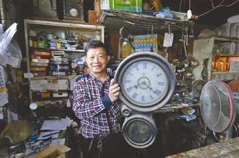 李寅君说,他的钟表修理店是和改革开放同年开张的.
