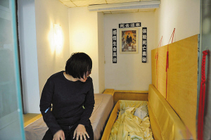 死亡体验室内摆放着一个特殊的"棺材".