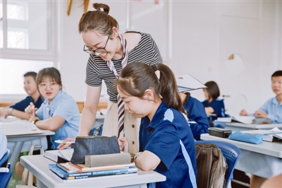 陈红波老师正在辅导学生.